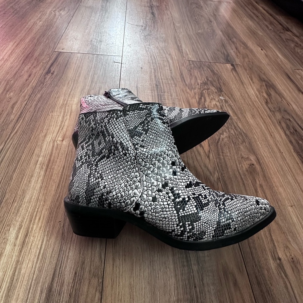 Shyanne
SHAYANNE WHITE LEATHER, FAUX SNAKESKIN DESIGN, WESTERN COWBOY size 8 - Picture 7 of 13